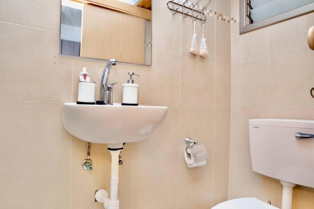 Homey Apartment Near The Beach 하데라 외부 사진
