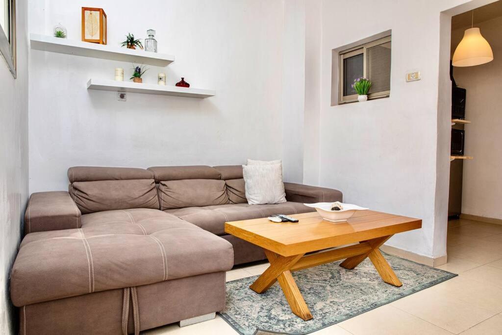 Homey Apartment Near The Beach 하데라 외부 사진